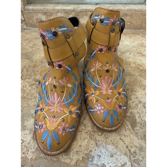 Womens Embroidered Floral Tan Heeled Sandals With Stud Accents & Adjustable Stra - Picture 3 of 10